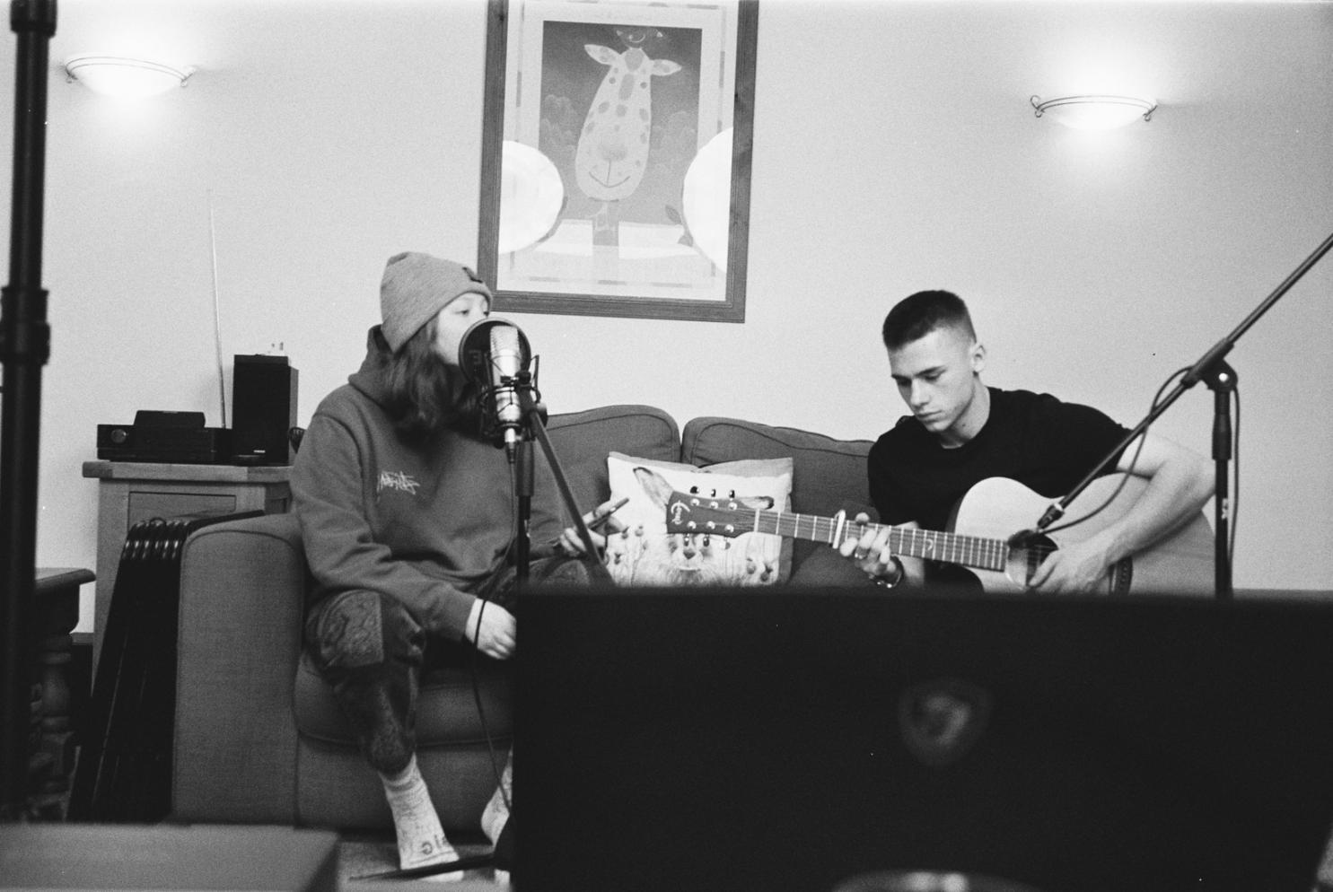 Estudiantes de composición musical trabajando creativamente